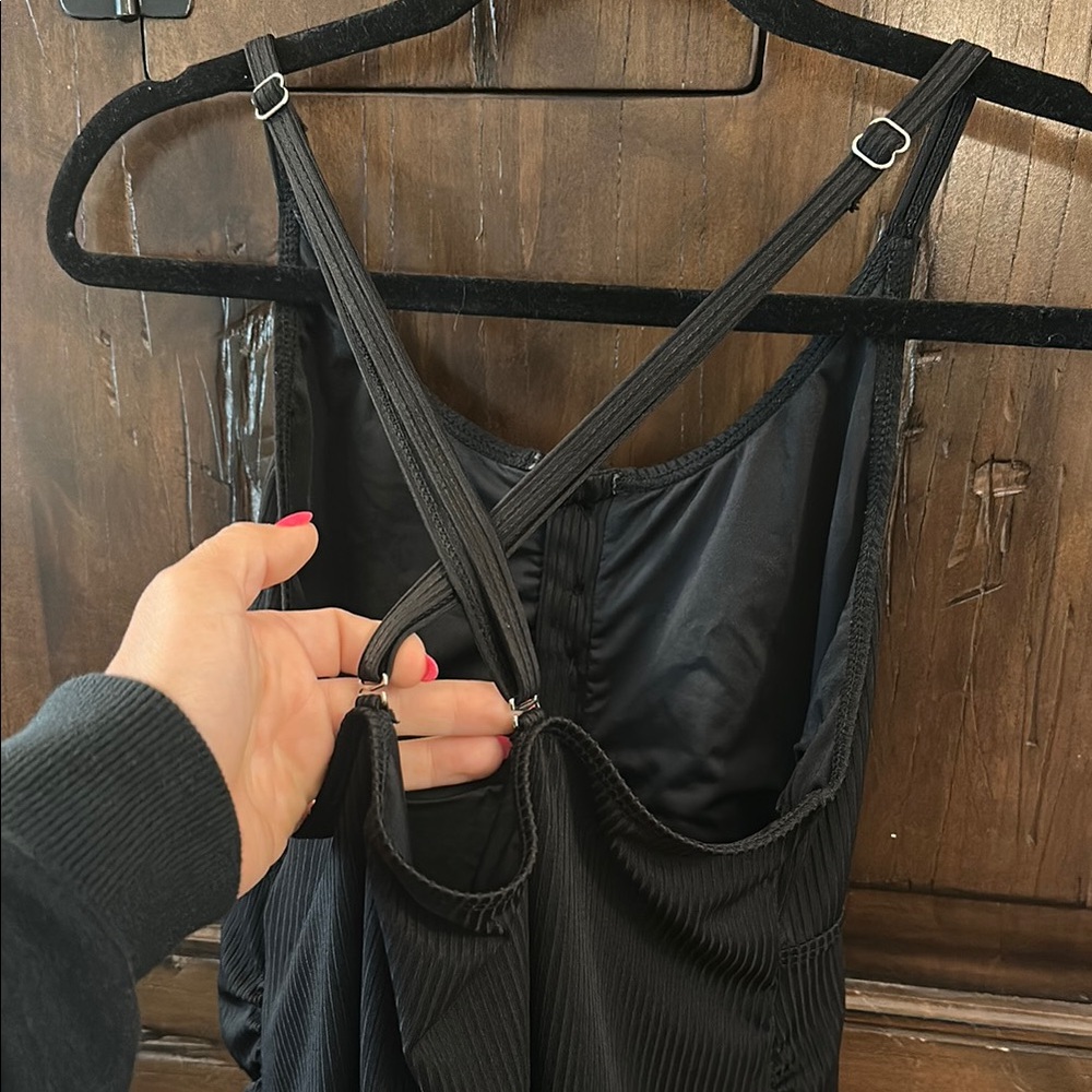 Sleek Black Scoop Neck One Piece Swimwear - Picture 4 of 7